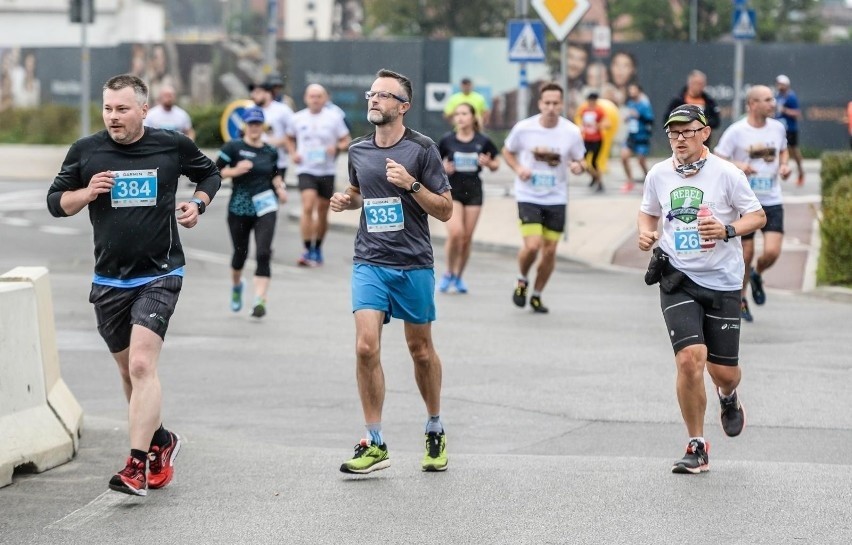 Zawodnicy na trasie Półmaratonu Gdańsk (4.10.2020)