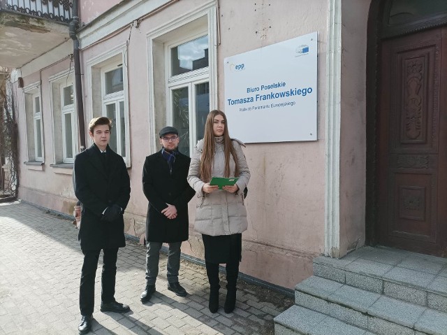 Działacze Młodych dla Wolności, młodzieżówki Nowa Nadzieja, która jest związana z Konfederacji przed biurem europosła Tomasza Frankowskiego