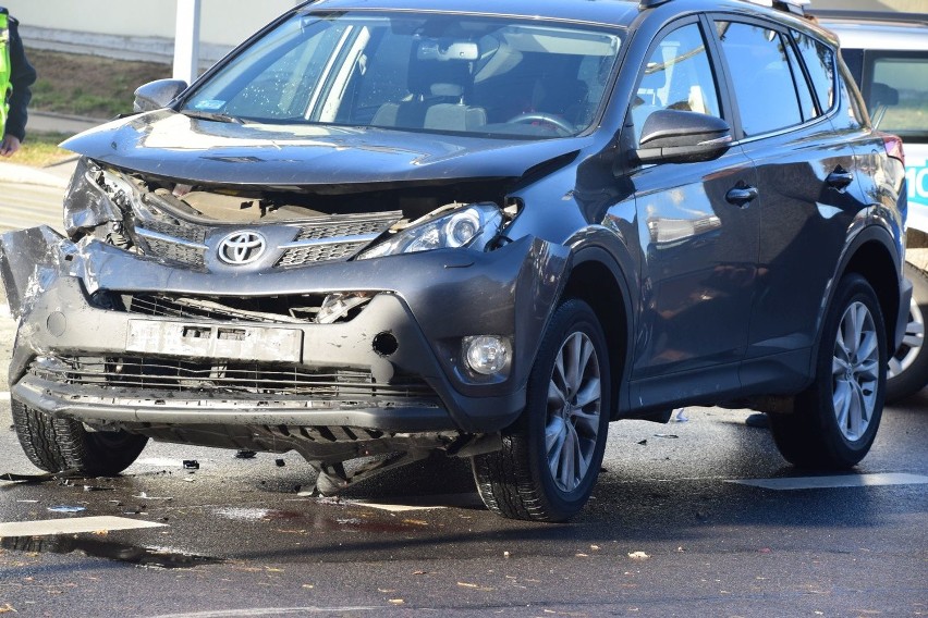 Wypadek przy ulicy Sienkiewicza. Kolizja toyoty i opla