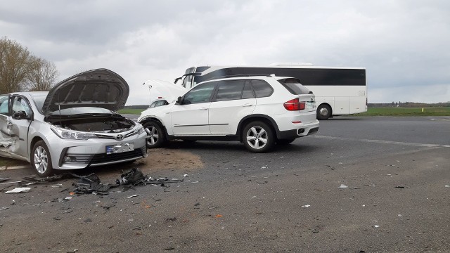 W piątkowe przedpołudnie na skrzyżowaniu drogi krajowej nr 6 z drogą nr 162 w okolicach Ramlewa doszło do zderzenia dwóch samochodów osobowych - marki Toyota oraz BMW. Na szczęście nikt nie odniósł poważniejszych obrażeń. Przez kilkadziesiąt minut w miejscu zdarzenia występowały utrudnienia w ruchu. Droga jest przejezdna.AktualizacjaKierujący Toyotą 82-latek z powiatu świdwińskiego nie ustąpił pierwszeństwa przejazdu prawidłowo jadącemu BMW kierowanemu przez 25-letnią kobietę ze Szczecina i doszło do bocznego zderzenia.Zobacz także Wypadek na ulicy Gnieźnieńskiej w Koszalinie