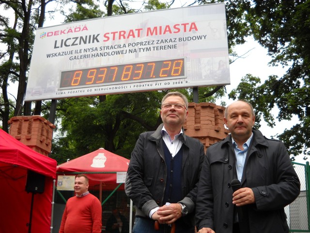Przedstawiciele spółki Dekada Aleksander Walczak i Ryszard Urbański na tle dawnej zajezdni autobusowej w Nysie przy ul. Kolejowej, gdzie ma powstać galeria.