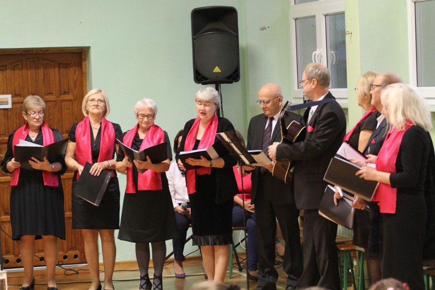 Międzypokoleniowe świętowanie w tarnobrzeskiej „czwórce” na biało-czerwono (zdjęcie)