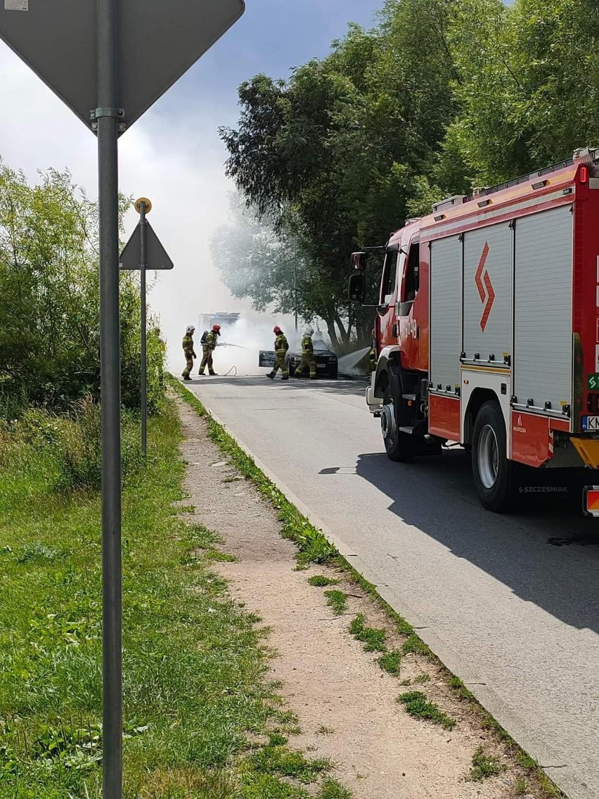 Myślenice. Pożar samochodu na ulicy Solidarności 