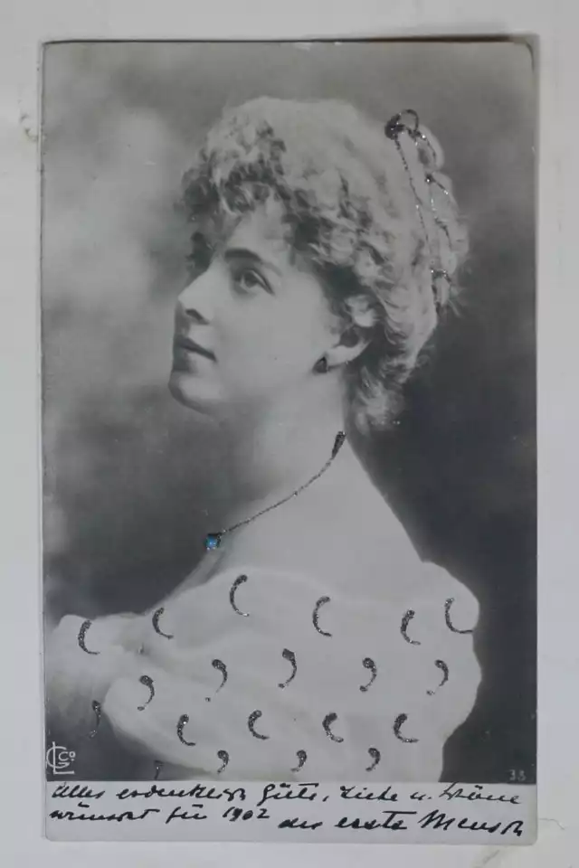 Daisy  von  Pless,  Studio  Lafayette, 1898 r. (ozdobiona fotografia zalbumu  pamiątkowego  księżnej),  zbiory Muzeum Zamkowego w Pszczynie,