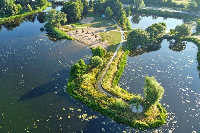 Zrewitalizowane tereny nad zalewem w Ciechanowcu.