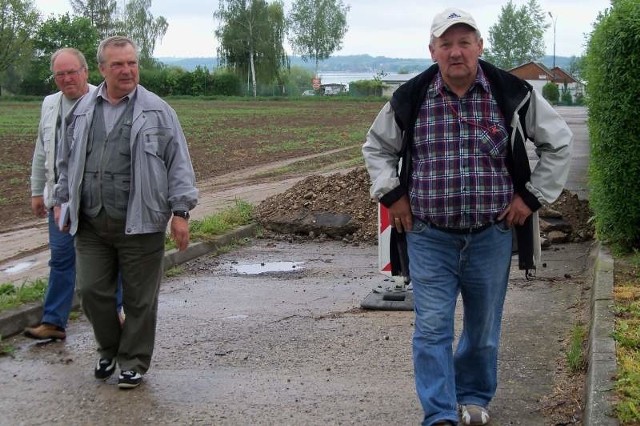 Czterdzieści lat jeździmy tą drogą i dbamy o nią. Nikt nam nigdy nie utrudniał przejazdu. A teraz zbudowano nam na drodze barykadę - opowiada oburzony Zbysław Cebula (z prawej).