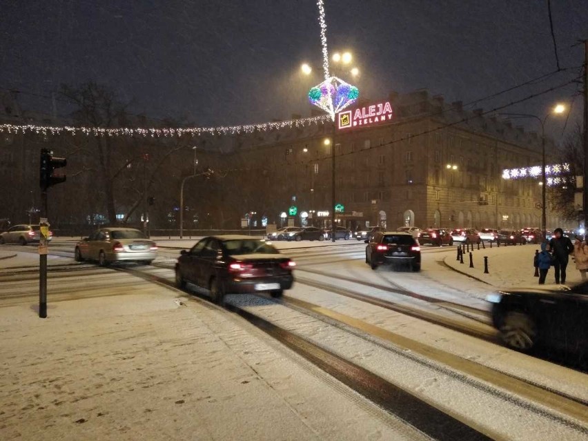 Sypnęło śniegiem we Wrocławiu. Momentalnie zrobiło się biało (ZDJĘCIA)