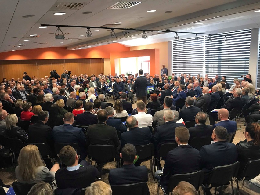 Kilkaset osób na spotkaniu z Władysławem Kosiniakiem-Kamyszem oraz Adamem Jarubasem w Targach Kielce. Kandydat odpowiadał na pytania [zdj