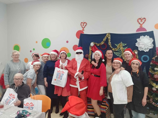 W środę, 6 grudnia, Święty Mikołaj odwiedził podopiecznych Centrum Seniora w Skarżysku-Kamiennej. Było dużo śmiechy, dobrej zabawy i prezentów. >>>ZOBACZ WIĘCEJ NA KOLEJNYCH SLAJDACH