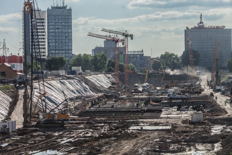 Betonowanie na Fabrycznej. Kolejny etap budowy dworca