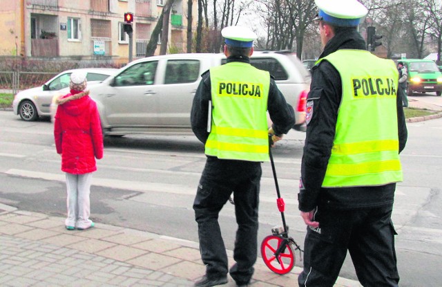 Policjanci pracują na miejscu czwartkowego potrącenia na przejściu dla pieszych na ulicy Jagiellońskiej w Kielcach.