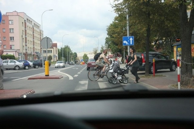 Droga dla rowerów jest częścią drogi, tak jak i jezdnia. Pieszy nie może wtargnąć na przejście. Rowerzystę z kolei obowiązuje ogólny przepis o zachowaniu szczególnej ostrożności. Jest to kompleksowy przepis - mówi mł. aspirant Bartosz Kajewski.