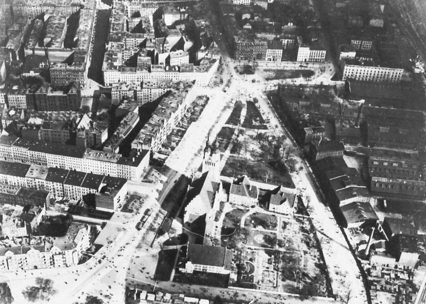 Zdjęcie lotnicze placu Strzegomskiego z lat 40. XX wieku