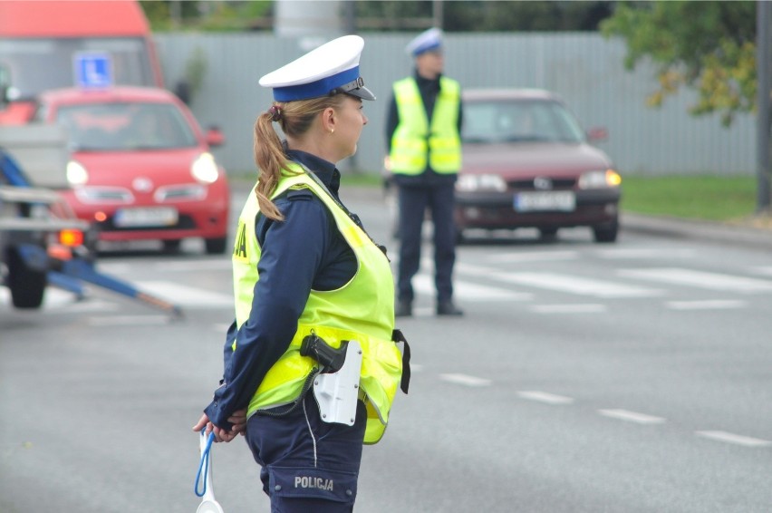 Zawód policjanta większości kojarzy się z zajęciem dla...