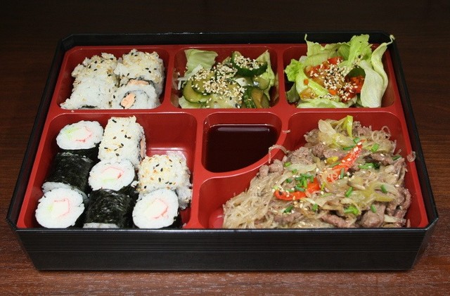 Zestaw lunchowy w formie bento box.