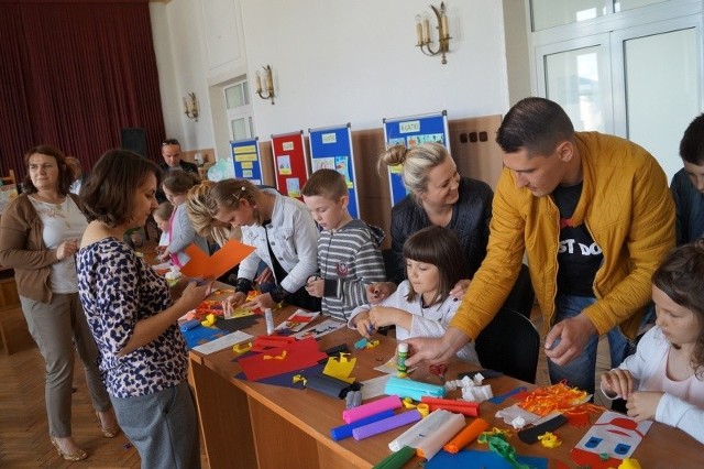 Do sali konferencyjnej białobrzeskiego ratusza biblioteka zaprosiła dzieci i rodziców. Wspólnie robili papierowe pacynki.