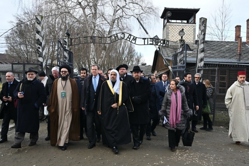 Przywódca Światowej Ligi Muzułmańskiej odwiedził Miejsce Pamięci Auschwitz. Przed Ścianą Straceń oddał hołd ofiarom obozu [ZDJĘCIA]