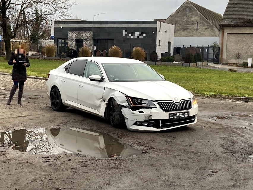 Pościg ulicami Opola. Policjanci zatrzymali 29-latka podejrzanego o zgłoszenie fikcyjnej kradzieży mercedesa. W tle dwa rozbite samochody