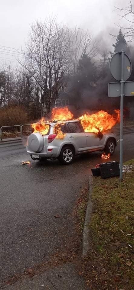 Pożar samochodu w Bielsku-Białej na ulicy Sobieskiego....