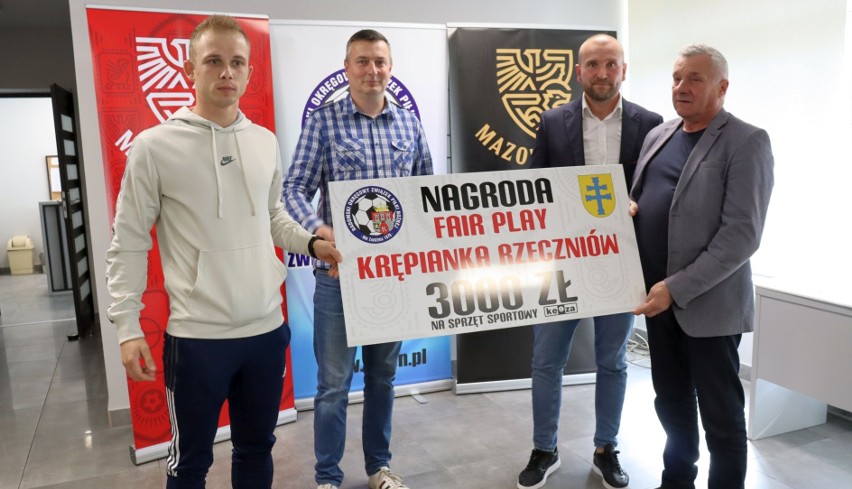 Władze radomskiego okręgu wręczyły nagrody za grę fair play. Zobacz zdjęcia