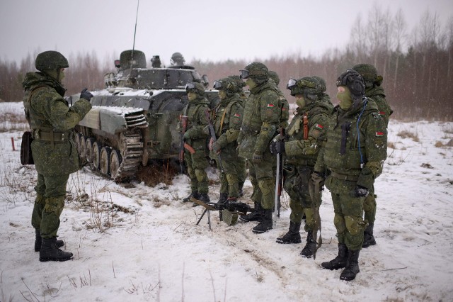 Białoruskie i rosyjskie siły zbrojne regularnie uczestniczą w ćwiczeniach na terytorium Białorusi, w tym w operacjach na dużą skalę