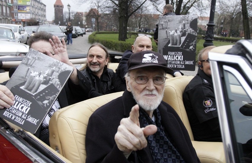 Gdańsk. 55-lecie rock'n'rolla. Odsłonięcie marmurowej gitary nad Rudym Kotem [ZDJĘCIA, WIDEO]