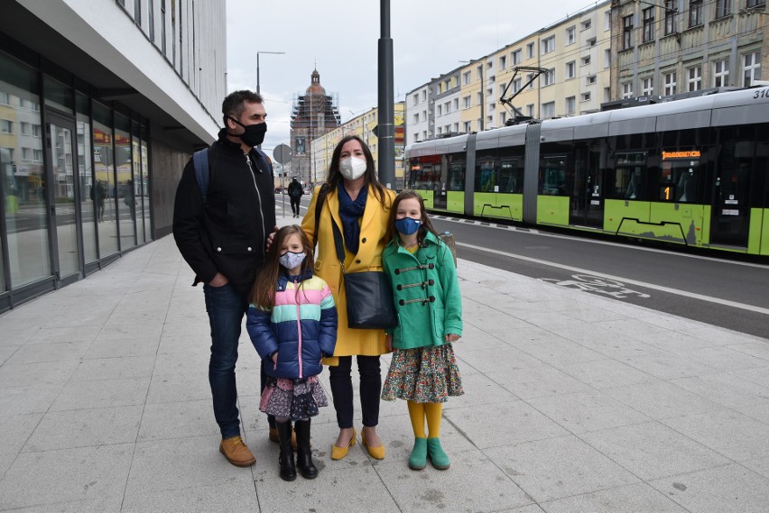 Pani Anna z rodziną stosują się do przepisów i noszą...