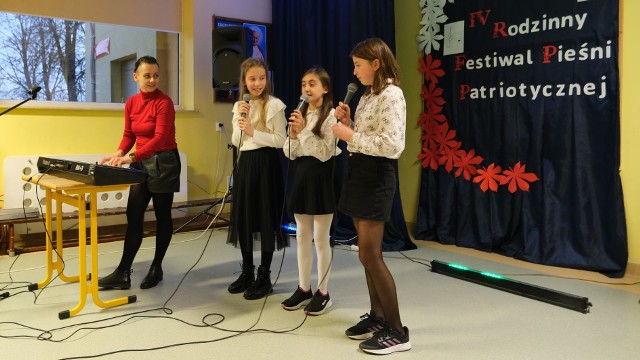 Najpiękniejsze pieśni patriotyczne można było usłyszeć na przeglądzie w szkole w Modrzejowicach.