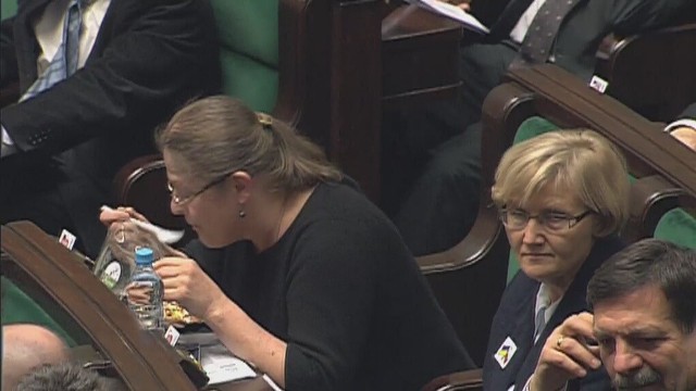 Posłanka PiS Krystyna Pawłowicz konsumuje podczas głosowań w sejmie.