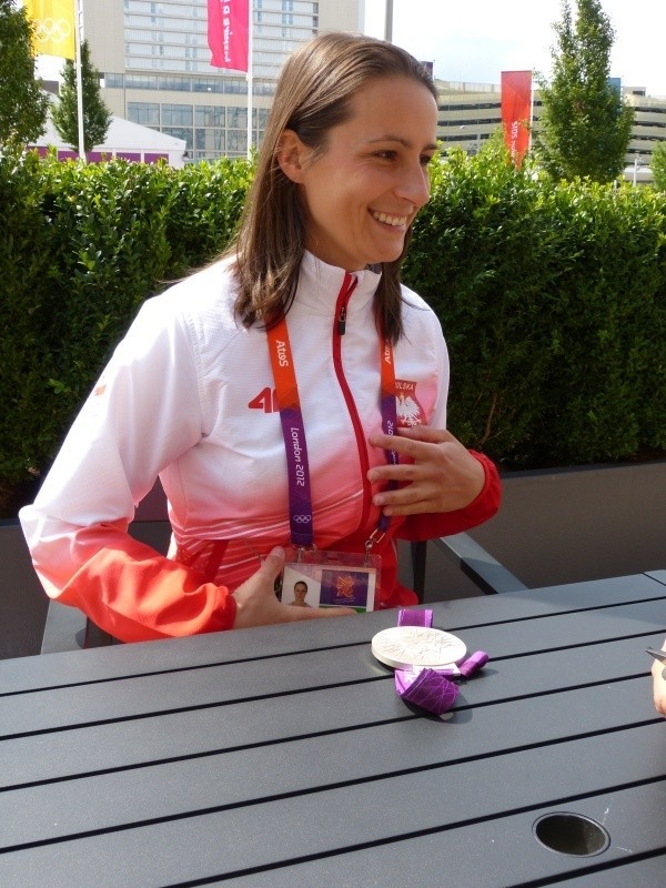 Sylwia Bogacka wczoraj prezentowała srebrny medal w czasie spaceru w Wiosce Olimpijskiej. Co chwilę podchodziły do niej osoby, które prosiły o pamiątkowe zdjęcie.
