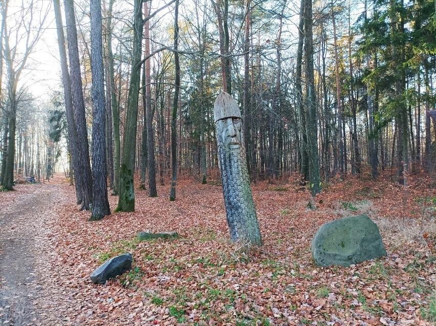 Wejścia na cmentarz strzegą dwie drewniane rzeźby Słowian....