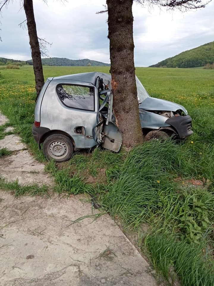 Wypadek w Hańczowej. Samochód osobowy wypadł z drogi i uderzył w drzewo. Poszkodowany został kierowca, który trafił do szpitala