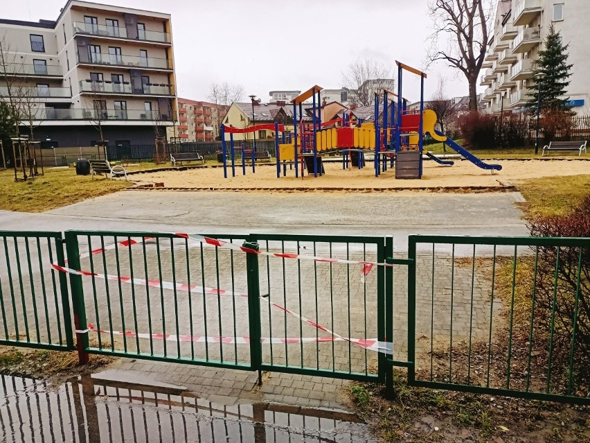 Kraków. Urzędnicy ZZM zamknęli plac zabaw, bo według nich ferie zimowe to nie jest czas do zabawy w takim miejscu  