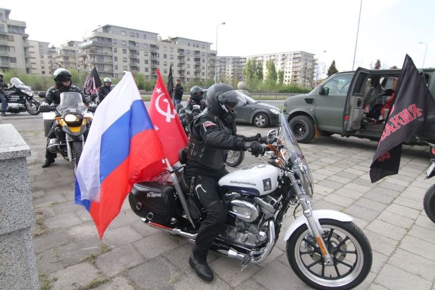 Nocne Wilki jednak we Wrocławiu. Motocykliści złożyli kwiaty na Cmentarzu Żołnierzy Radzieckich