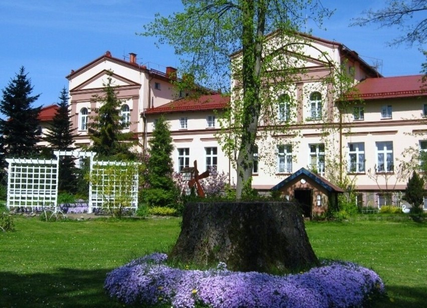 Pałac w Parchowie, siedziba DPS.