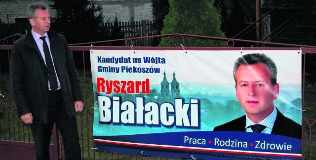 Ryszard Białacki, kandydat na wójta gminy Piekoszów, pokazuje, jak wyglądają banery wyborcze, które jeszcze pozostały. Takie same skradziono już w czterech miejscach na terenie gminy.