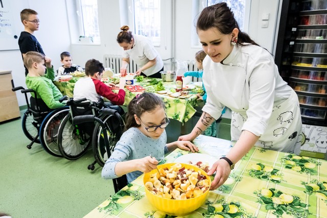 W warsztatach kulinarnych organizowanych przez szkołę Sokrates dzieciaki dowiedziały się jak przyrządzać dobre i zdrowe posiłki.