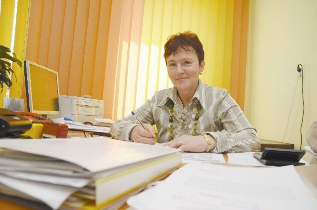 Inspektor Dorota Szafrańczyk zajmuje się przyjmowaniem wniosków od przyszłych przedsiębiorców w urzędzie gminy w Reńskiej Wsko. (fot. Daniel Polak)