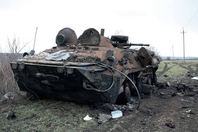 Zniszczony wóz opancerzony sił rosyjskich.