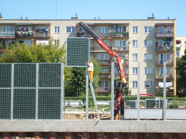 Ekrany stawiane wzdłuż ulicy Świętokrzyskiej są większą pochłanialność hałasu niż te przezroczyste, które najczęściej można spotkać w obrębie mostów i wiaduktów.