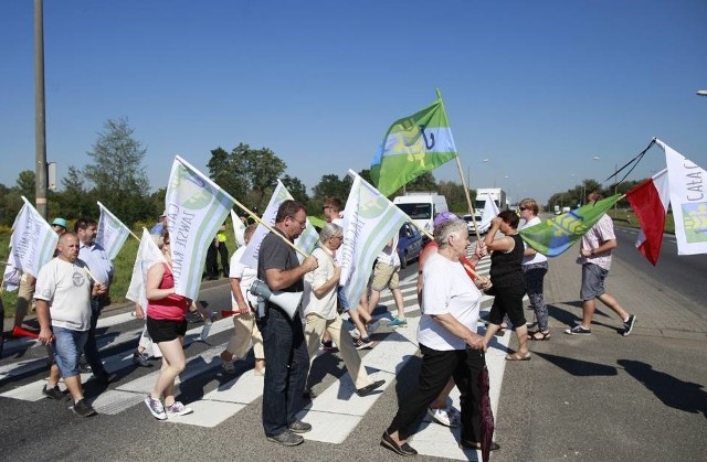 Protestujący przeciwko powiększeniu Opola zablokowali obwodnicę miasta 26 sierpnia 2016.