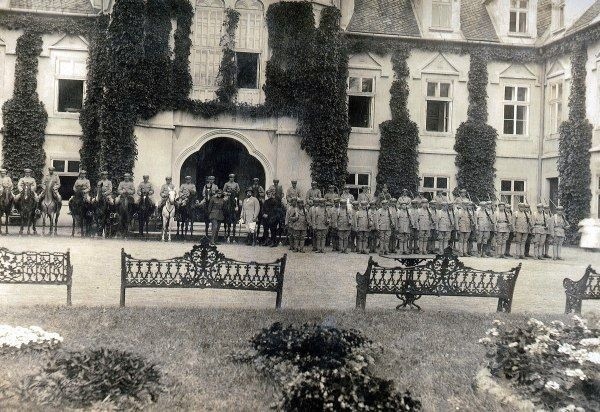 Ochotnicy dzikowscy w dniu wymarszu na bitwę 1920 roku.