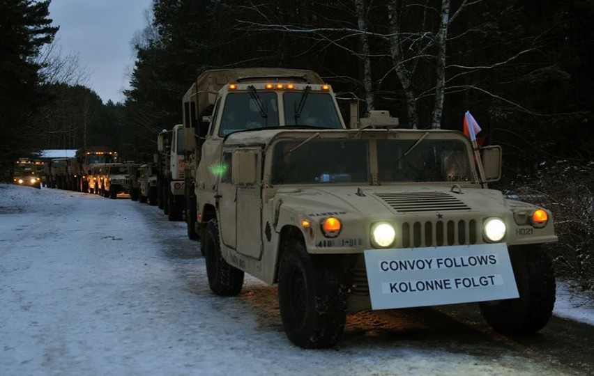 Kolumna amerykańskich wozów wojskowych w drodze do Polski.