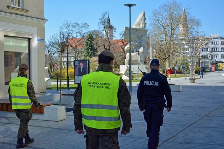 Opolscy policjanci przestrzeganie zakazów związanych z...