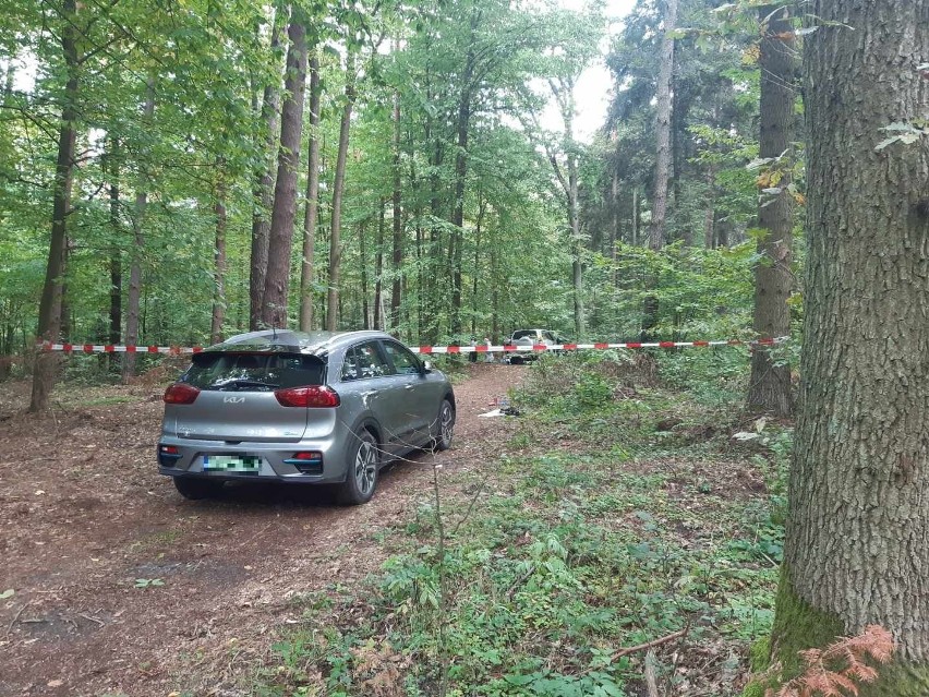 Mieli jechać na grzyby. Ciało żony w samochodzie, mąż znaleziony w zaroślach