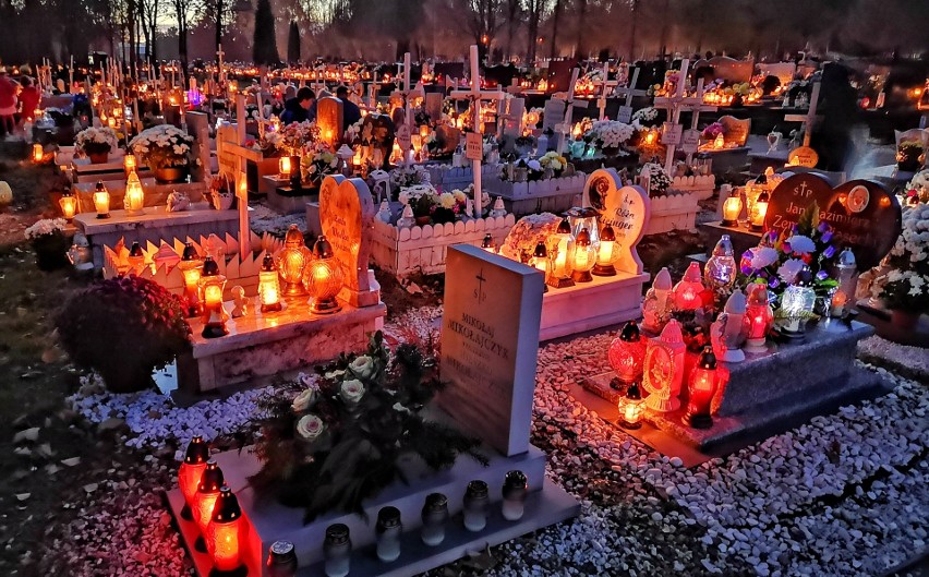 Cmentarz Batowice nocą