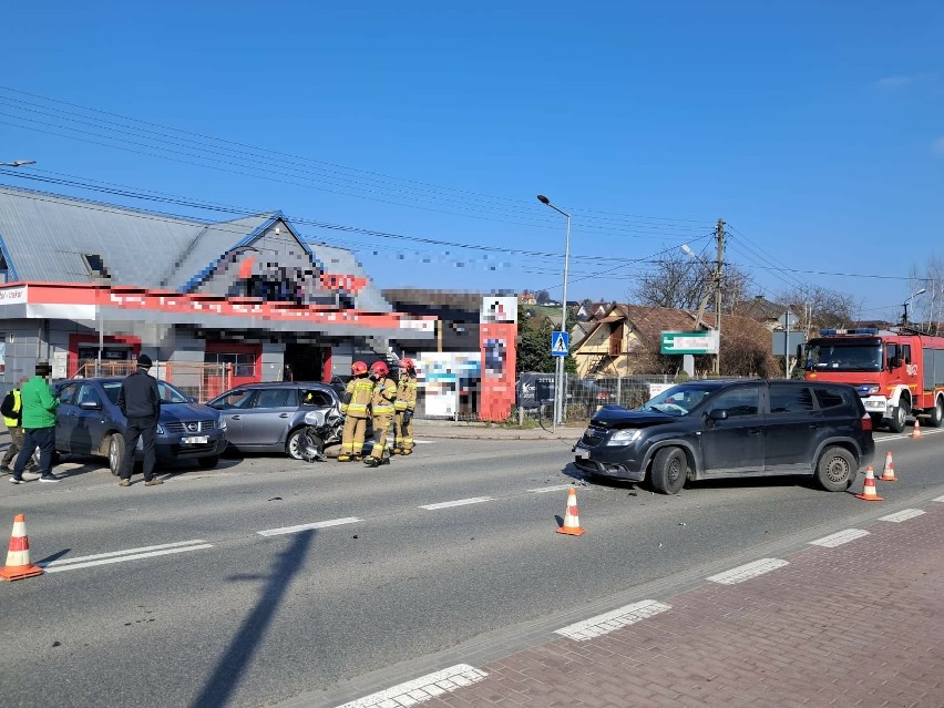 Wypadek z udziałem trzech samochodów w Łapczycy, 8.03.2024