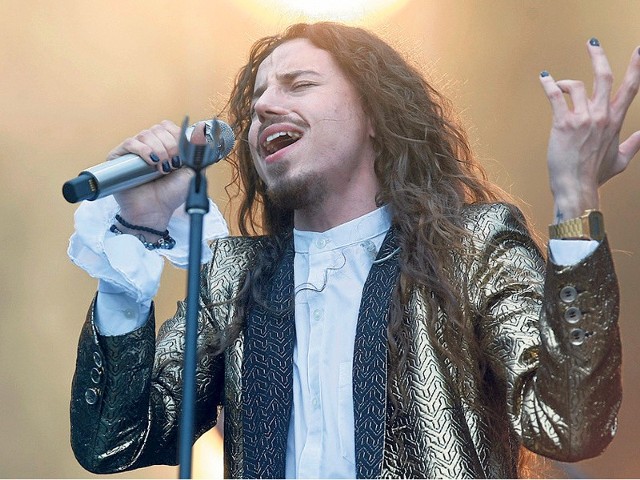 Michał Szpak wystąpił w tym roku na Festiwalu Eurowizji.  Zaśpiewał piosenkę „Color of Your Life”. 5 czerwca wystąpił w koncercie „Złote Opole” i zdobył Grand Prix za utwór „Jesteś bohaterem”