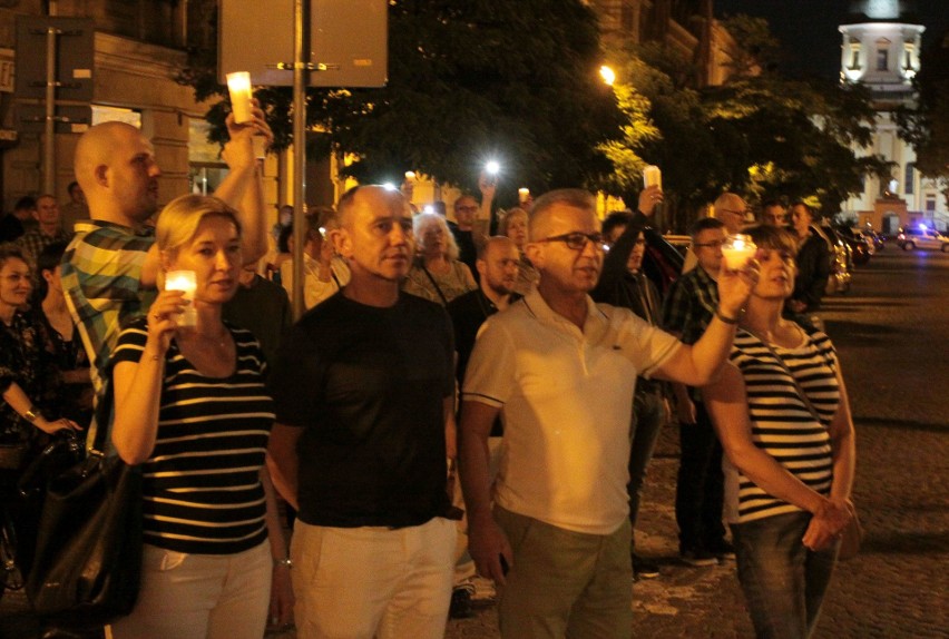 Manifestacja "Łańcuch Światła" w Radomiu. Kilkaset osób protestowało w obronie wolnych sądów