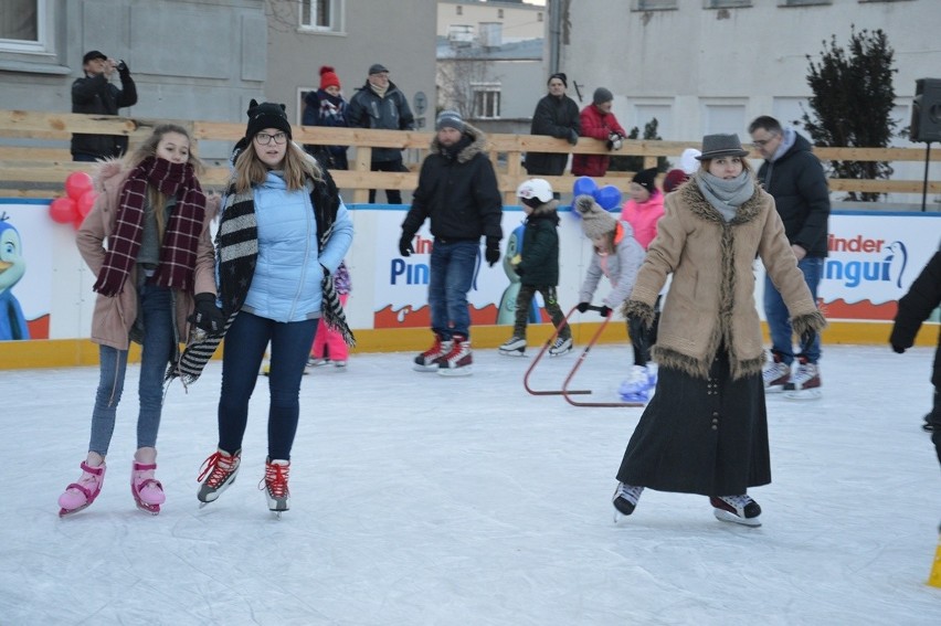 Sztuczne lodowisko w Stalowej Woli otworzyło widowisko z łyżwami i ogniem